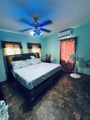 4 bedrooms, iron/ironing board, WiFi, bed sheets