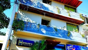 Un hotel con un letrero que dice 'Hotelito's Express & Suites' y una entrada visible.