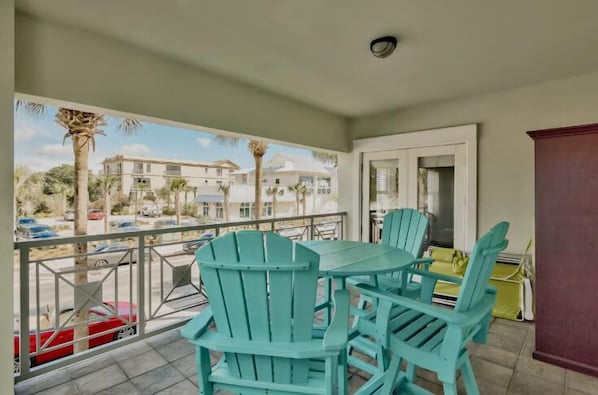 Outdoor dining - Gulf Place 221 Near Beach in 30A (Santa Rosa Beach)