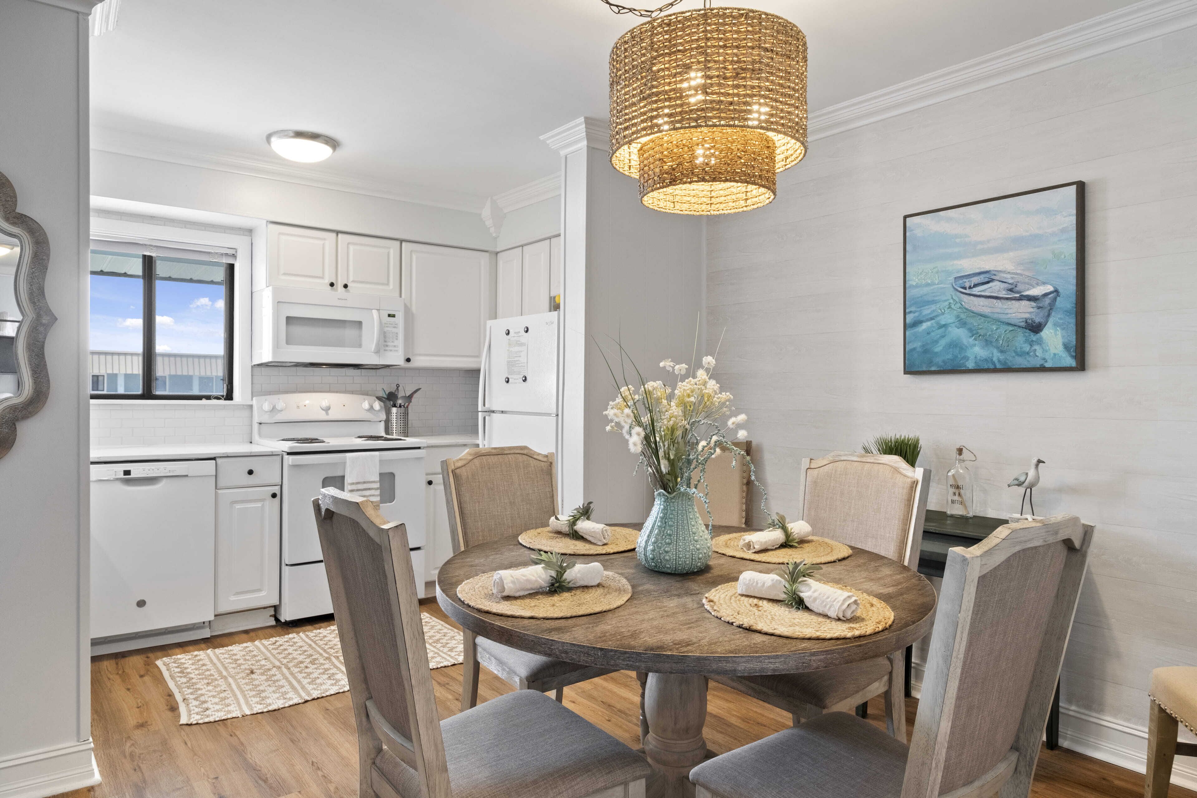 Un comedor con mesa de madera, sillas y un centro decorativo.
