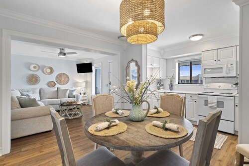 Renovated 2BR/2BA Hilton Head Condo-Queen, Full & Twin Bunk Beds, Steps to Beach