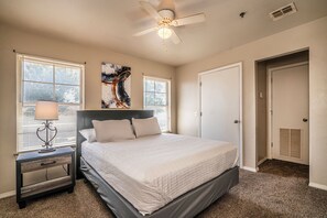 Iron/ironing board, WiFi, bed sheets - Modern 1 Bed - Gated - Reserved Parking (Oklahoma City)