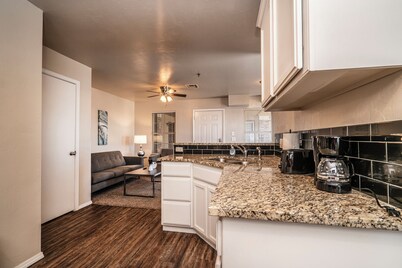 Modern 1 Bed - Gated - Reserved Parking
