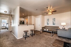 Living area - Modern 1 Bed - Gated - Reserved Parking (Oklahoma City)