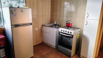 Refrigerador, horno, tetera eléctrica y utensilios de cocina