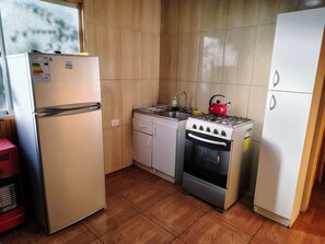 Refrigerador, horno, tetera eléctrica y utensilios de cocina