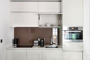 Fridge, microwave, oven, dishwasher - Blueground | City of Westminster, view, nr Big Ben (London)