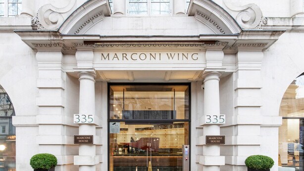 Marconi House, en bygning i klassisk arkitekturstil, med en markant indgang, hvor nummer '335' er angivet på hver side.