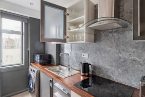 Fridge, microwave, oven, cookware/dishes/utensils - Blueground | Marylebone, view, nr Regent's Park (London)