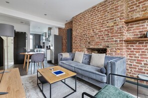 Een televisie en een stereo