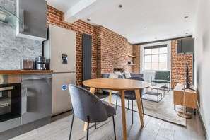 Fridge, microwave, oven, cookware/dishes/utensils - Blueground | Marylebone, view, nr Regent's Park (London)