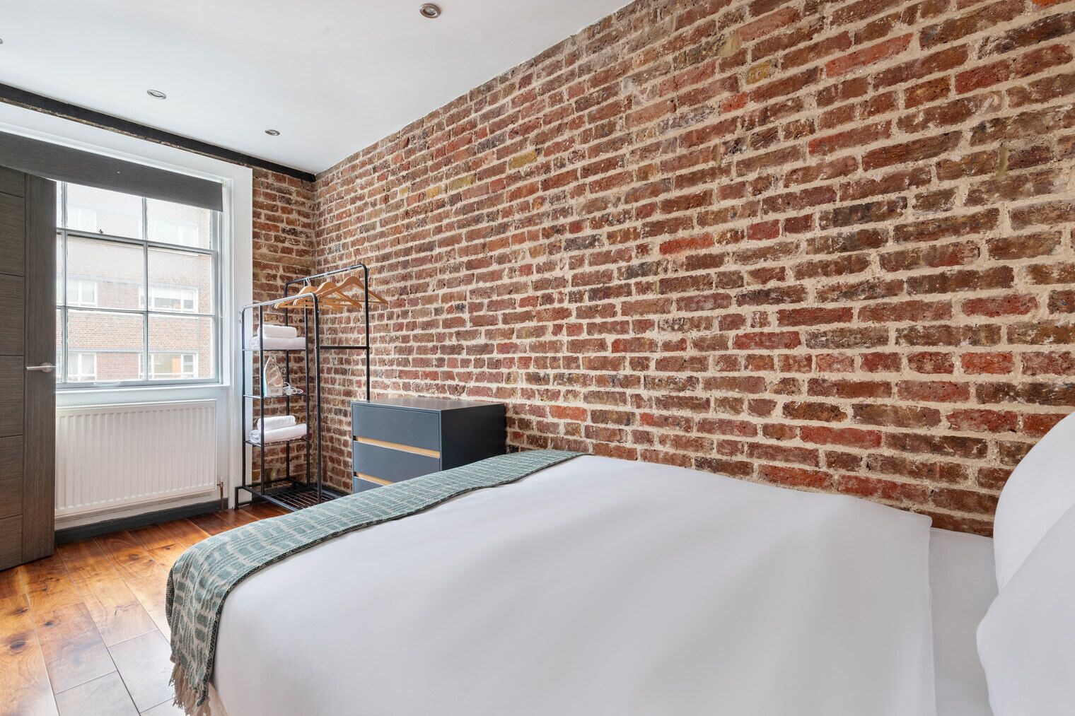 Silitysrauta/-lauta, Wi-Fi, vuodevaatteet