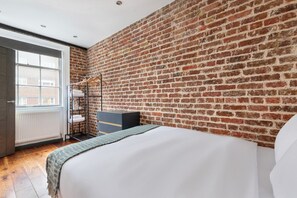 Een strijkplank/strijkijzer, wifi, beddengoed