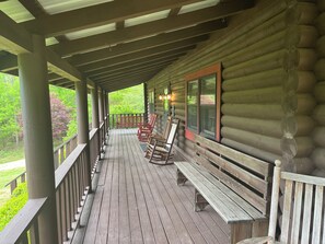 Terrace/patio - Lavender Gap Farm. True Log cabin on 12 acre flower farm. Near AT / Nat Forest (Suches)