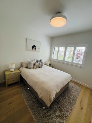 Saratoga Escape - Relaxed, modern, pet friendly, family friendly coastal getaway