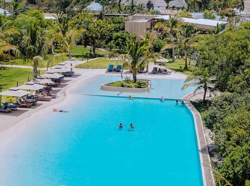 Tropical  1-bedroom condo with onsite pool. 600meters from Paje Beach.