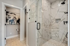 Shower, hair dryer, towels - 🎼 Luxury Home | Rooftop Games | Private Hot Tub | Close to Downtown 🤠 (Nashville)