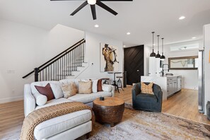 Smart TV - 🎼 Luxury Home | Rooftop Games | Private Hot Tub | Close to Downtown 🤠 (Nashville)
