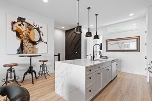 Interior - 🎼 Luxury Home | Rooftop Games | Private Hot Tub | Close to Downtown 🤠 (Nashville)