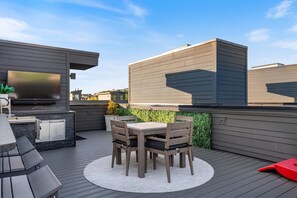 Outdoor dining - 🎼 Luxury Home | Rooftop Games | Private Hot Tub | Close to Downtown 🤠 (Nashville)