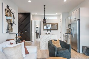 Smart TV - 🎼 Luxury Home | Rooftop Games | Private Hot Tub | Close to Downtown 🤠 (Nashville)