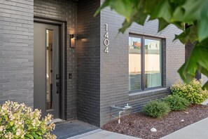 Exterior detail - 🎼 Luxury Home | Rooftop Games | Private Hot Tub | Close to Downtown 🤠 (Nashville)