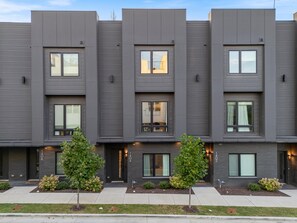 Exterior - 🎼 Luxury Home | Rooftop Games | Private Hot Tub | Close to Downtown 🤠 (Nashville)