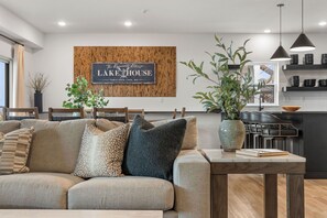 Smart TV, fireplace, video games, table football - Modern Lakeview Lodge with Private Hot Tub (Hollister)