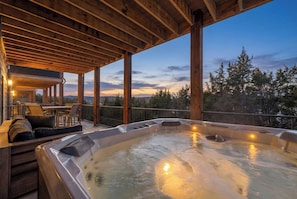 Outdoor spa tub - Modern Lakeview Lodge with Private Hot Tub (Hollister)