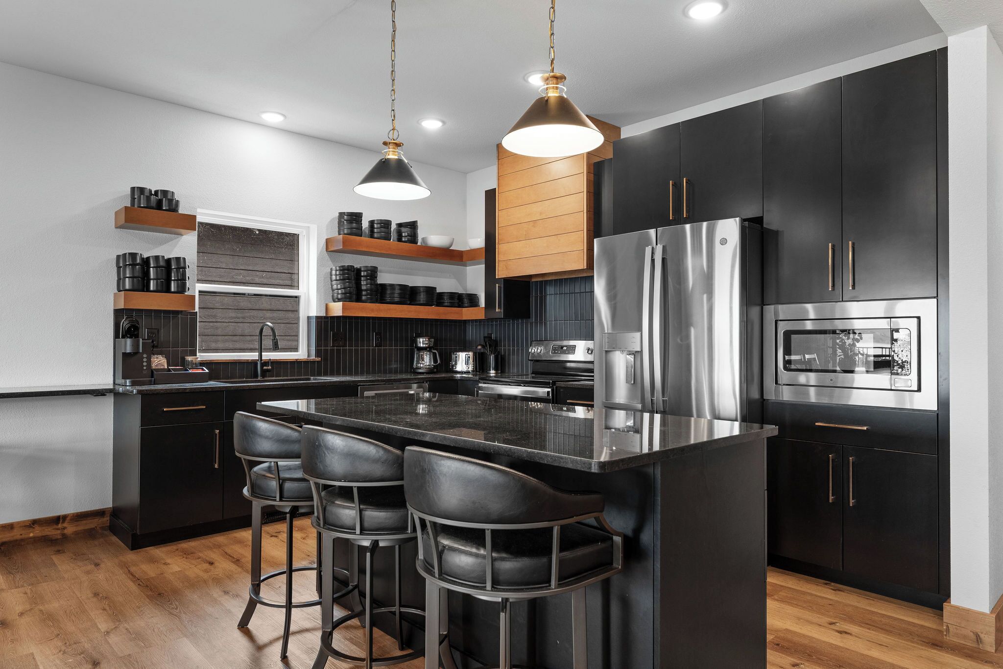 Køleskab, mikrobølgeovn, ovn, kogeplade