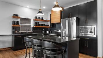 Køleskab, mikrobølgeovn, ovn, kogeplade