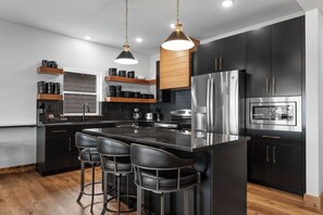 Køleskab, mikrobølgeovn, ovn, kogeplade