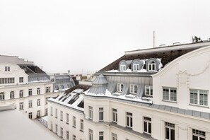 Un edificio de varios pisos con características arquitectónicas clásicas, como ventanas en arco y molduras decorativas.