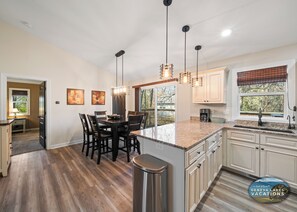 Dining - Lake Como Retreat w/ Fire Pit, Gas Fireplace & EV Charger Relax and Recharge (Lake Geneva)