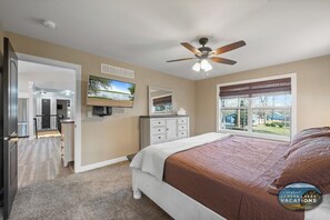 3 bedrooms, iron/ironing board, free WiFi, bed sheets - Lake Como Retreat w/ Fire Pit, Gas Fireplace & EV Charger Relax and Recharge (Lake Geneva)