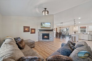 Smart TV, fireplace - Lake Como Retreat w/ Fire Pit, Gas Fireplace & EV Charger Relax and Recharge (Lake Geneva)