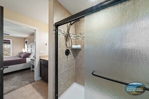 Douche, sèche-cheveux, serviettes fournies