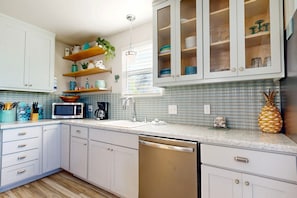 Fridge, microwave, stovetop, coffee/tea maker - Pet Friendly, Golf Cart Accessible, Old Town Port A (Port Aransas)