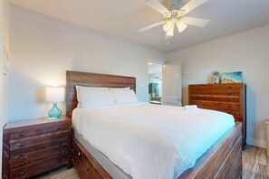 2 bedrooms, travel cot, free WiFi, bed sheets - Pet Friendly, Golf Cart Accessible, Old Town Port A (Port Aransas)