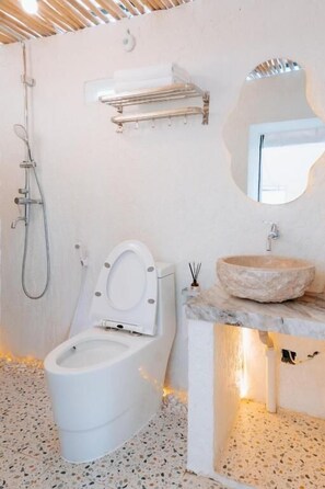 Habitación doble superior, patio, vista al lago | Baño | Amenidades de baño gratuitas, secadora de cabello, toallas, jabón 