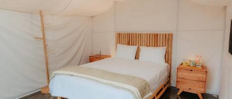 Dobbeltrom – deluxe, terrasse, utsikt mot innsjø | Skrivebord, strykejern/-brett og wi-fi (inkludert)