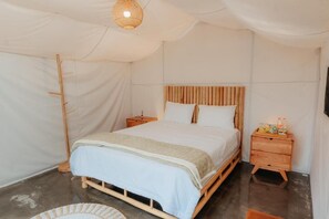 Habitación doble Deluxe, patio, vista al lago | Escritorio, tabla de planchar con plancha y wifi gratis 