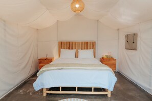 Desk, iron/ironing board, free WiFi - Happynest Glamping and Villa Dieng (Garung)