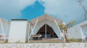 Kahden hengen superior-huone, patio, järvinäköala | Työpöytä, silitysrauta/-lauta, ilmainen Wi-Fi