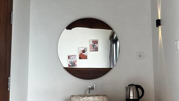 Sviitti, parveke, järvinäköala | Kylpyhuone | Ilmaiset hygieniatuotteet, hiustenkuivaaja, pyyhkeet, saippua