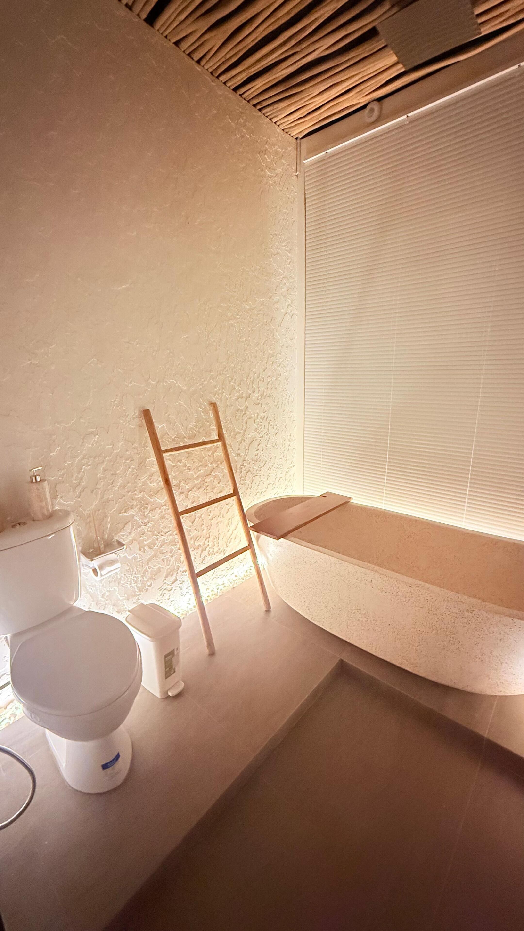 Deep-soaking bathtub