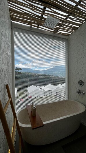 Suíte, sacada, vista para o lago | Banheiro | Produtos de toalete grátis, secador de cabelo, toalhas de banho 