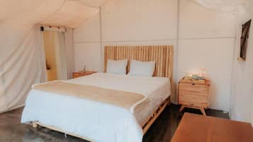 Kahden hengen superior-huone, patio, järvinäköala | Työpöytä, silitysrauta/-lauta, ilmainen Wi-Fi