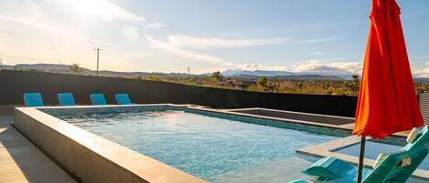 Een verwarmd zwembad