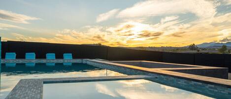 En swimmingpool med fri udsigt til bjerge i baggrunden.